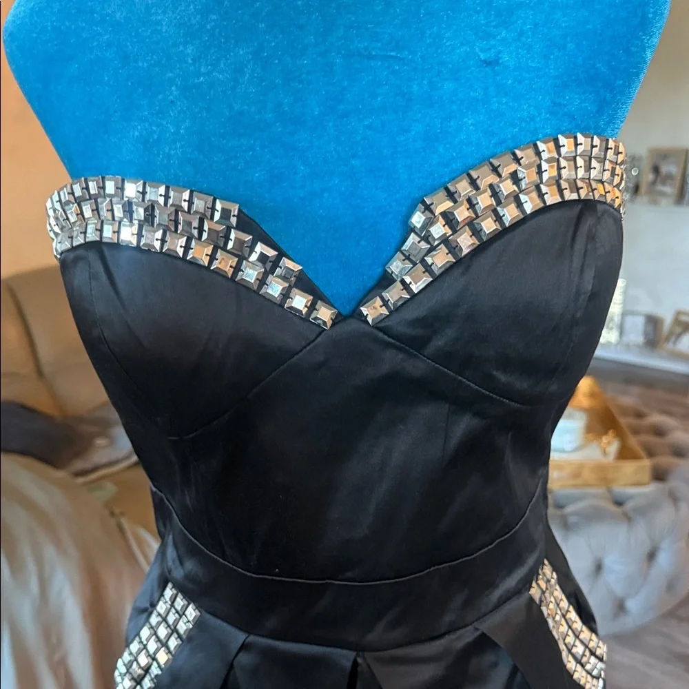 Elegant Black Strapless Dress with Embellishments - Picture 2 of 4